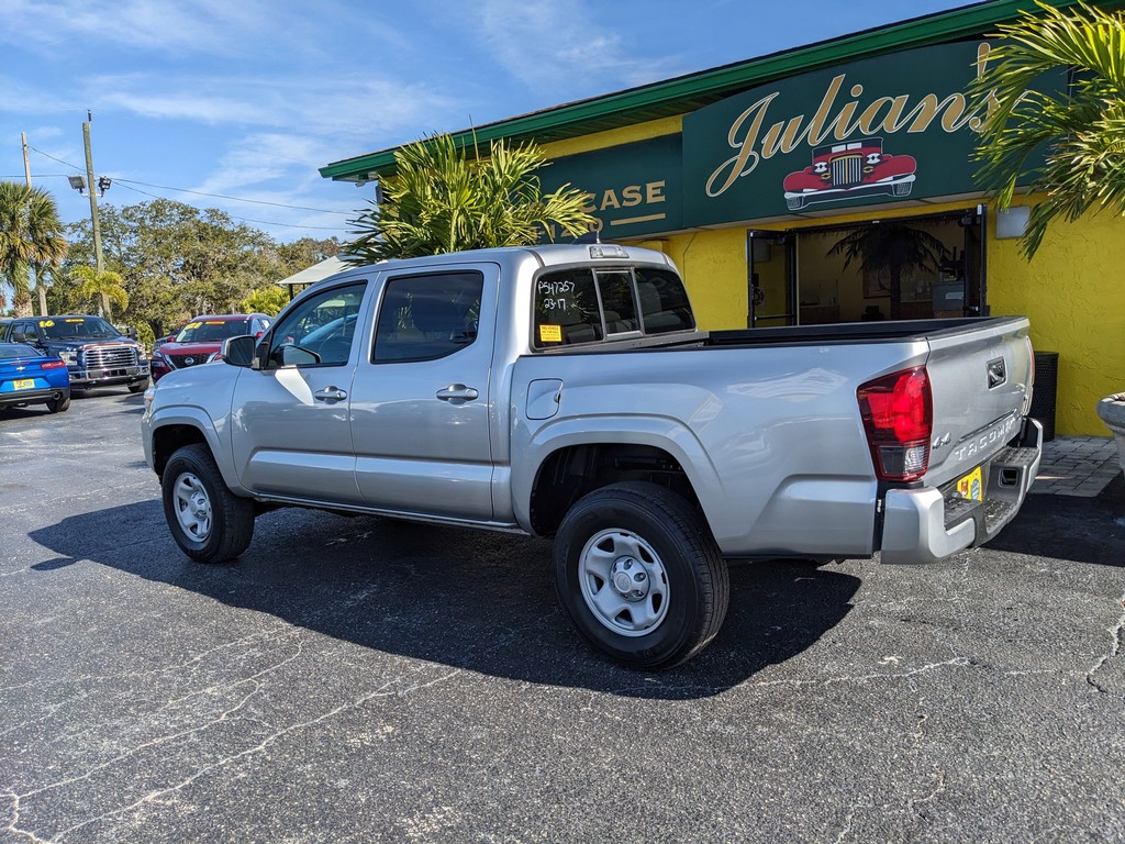 Toyota Tacoma 4WD Vehicle Full-screen Gallery Image 04