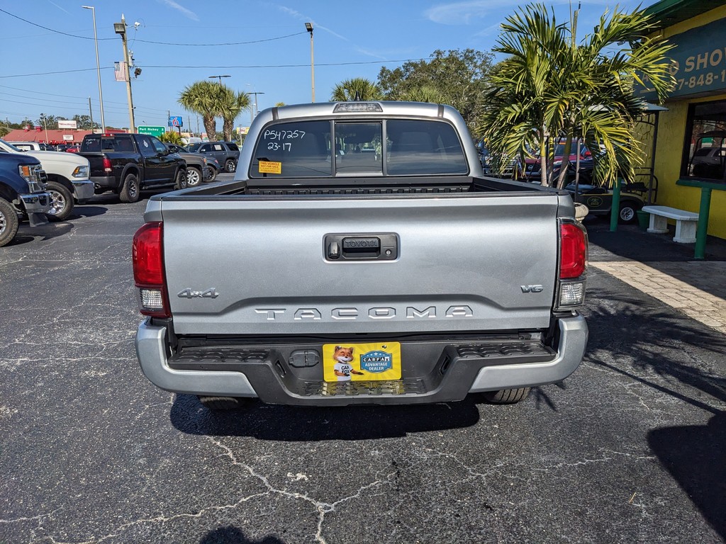 Toyota Tacoma 4WD Vehicle Full-screen Gallery Image 05