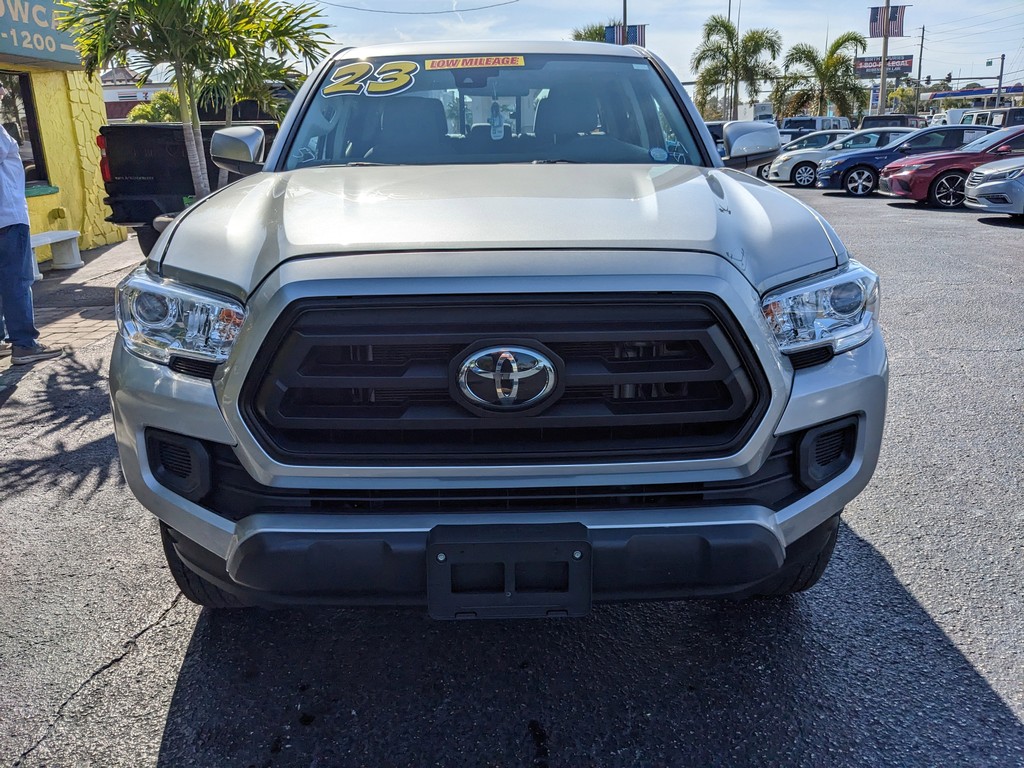 Toyota Tacoma 4WD Vehicle Full-screen Gallery Image 06