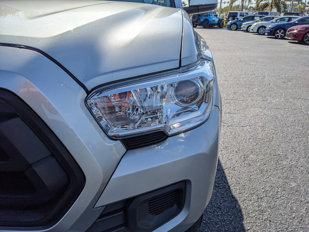 Toyota Tacoma 4WD Vehicle Full-screen Gallery Image 07