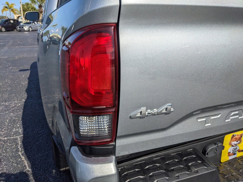 Toyota Tacoma 4WD Vehicle Full-screen Gallery Image 08