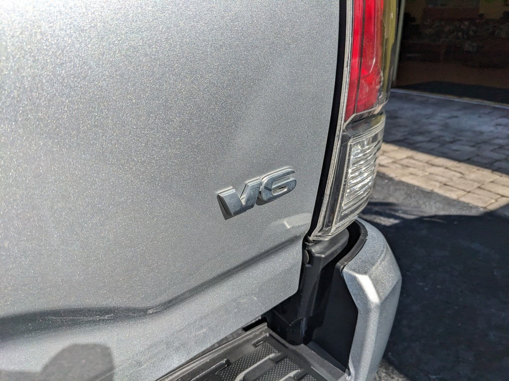 Toyota Tacoma 4WD Vehicle Full-screen Gallery Image 09