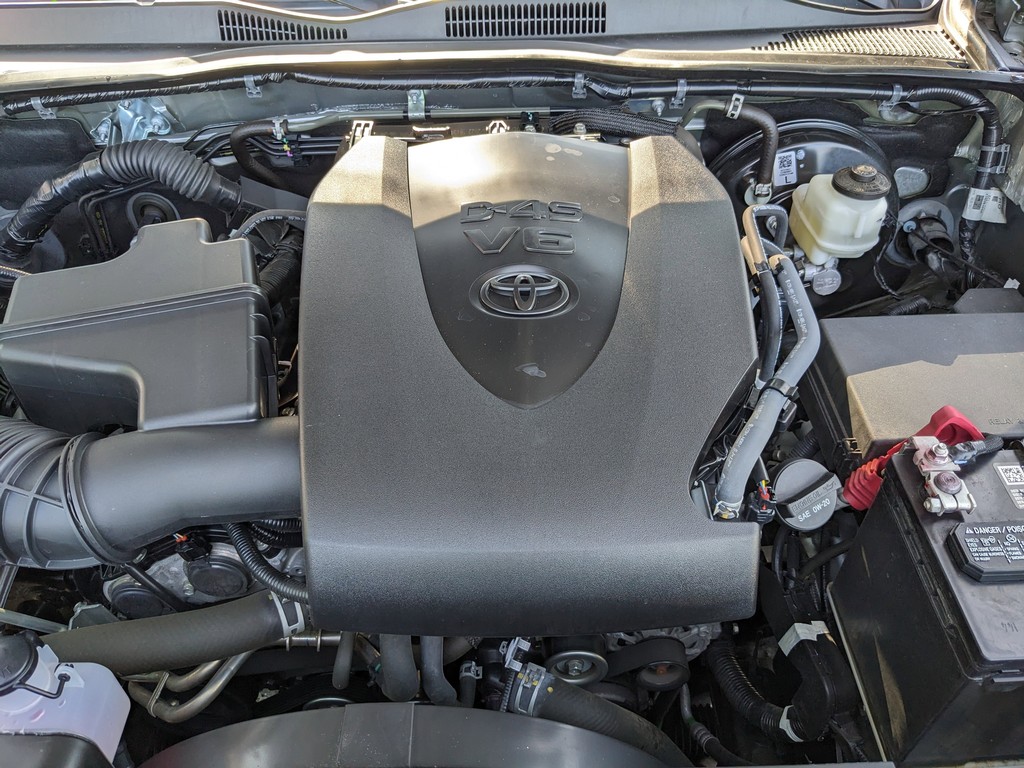 Toyota Tacoma 4WD Vehicle Full-screen Gallery Image 10