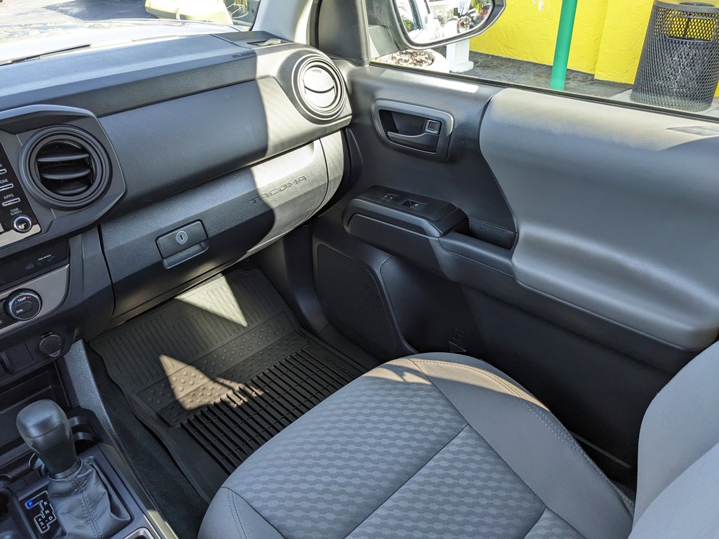 Toyota Tacoma 4WD Vehicle Full-screen Gallery Image 15