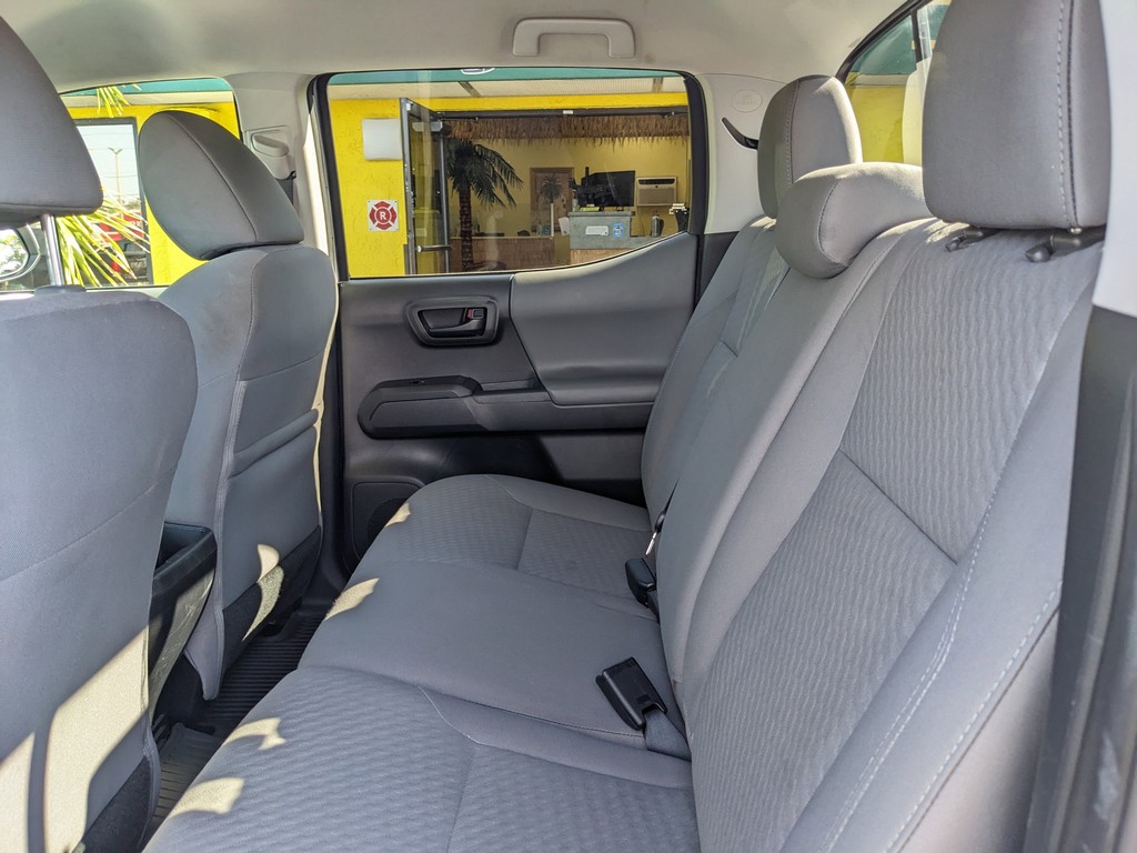 Toyota Tacoma 4WD Vehicle Full-screen Gallery Image 16