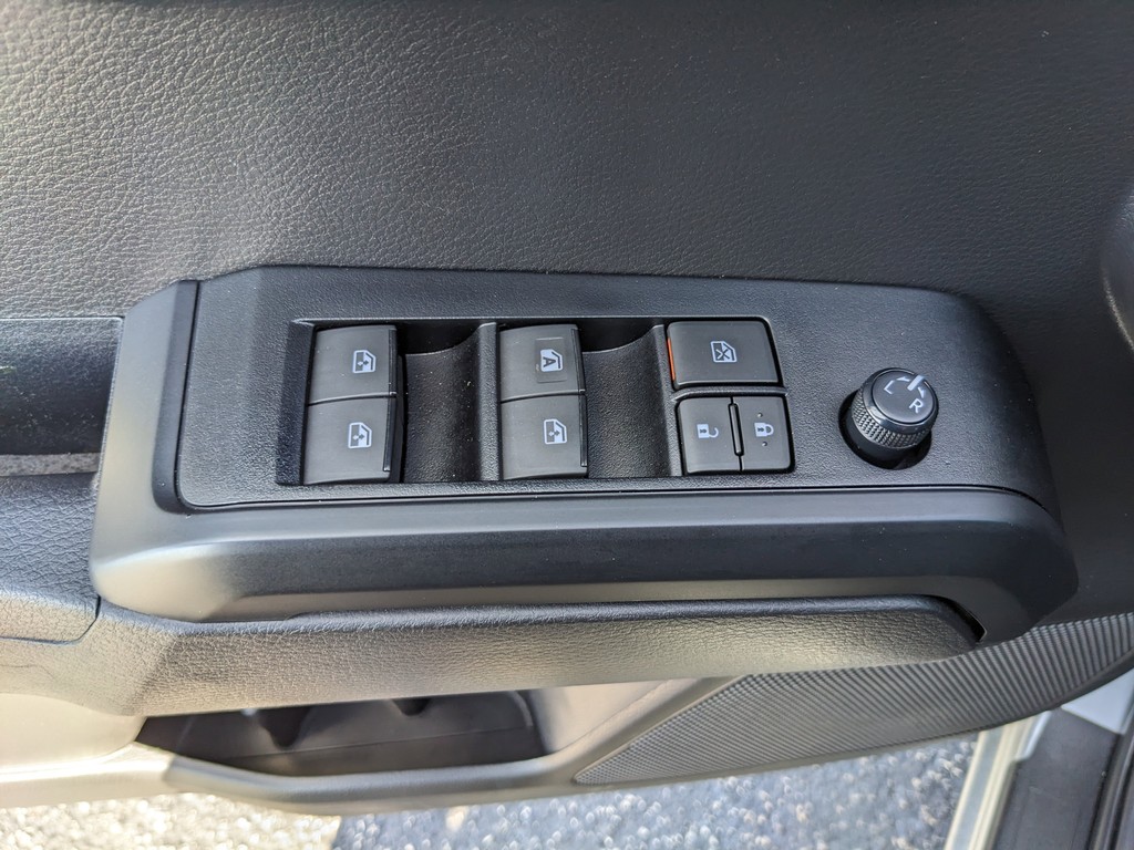 Toyota Tacoma 4WD Vehicle Full-screen Gallery Image 17