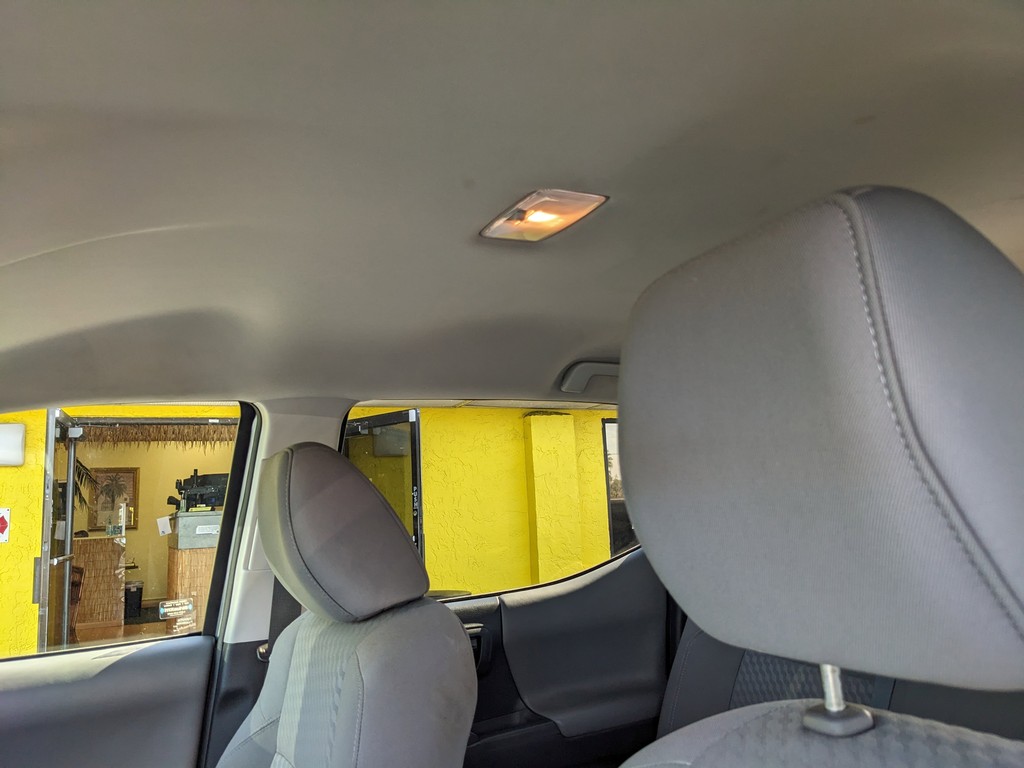 Toyota Tacoma 4WD Vehicle Full-screen Gallery Image 19