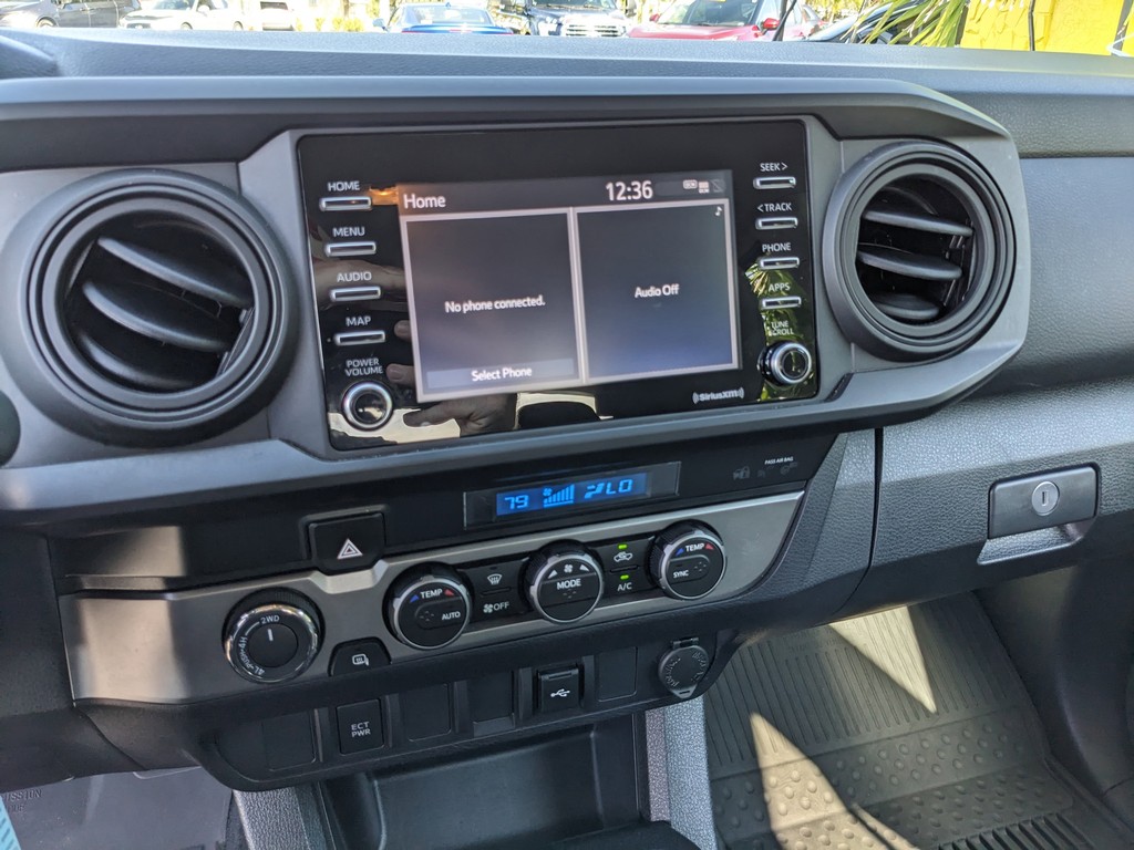 Toyota Tacoma 4WD Vehicle Full-screen Gallery Image 20