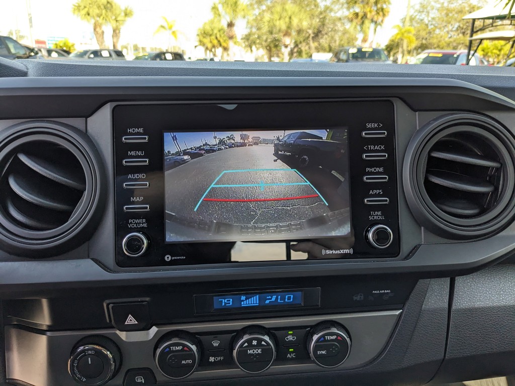 Toyota Tacoma 4WD Vehicle Full-screen Gallery Image 21