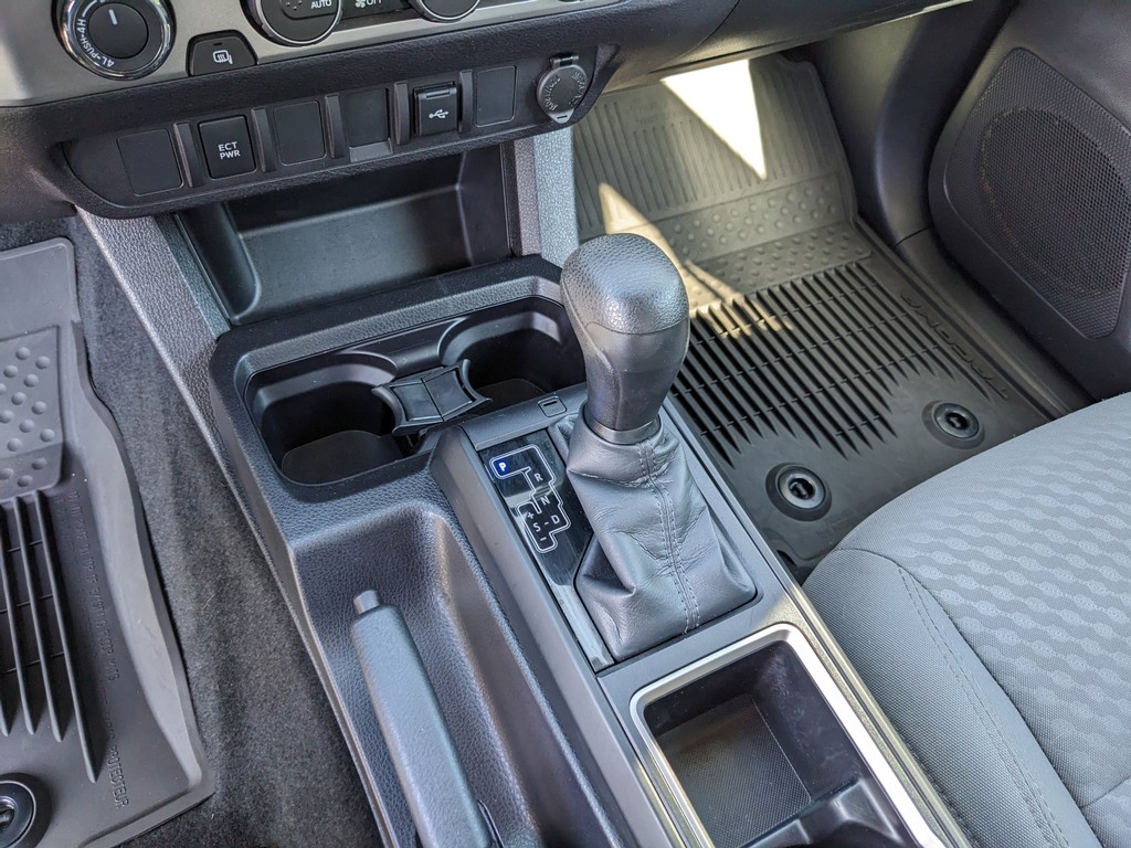 Toyota Tacoma 4WD Vehicle Full-screen Gallery Image 23