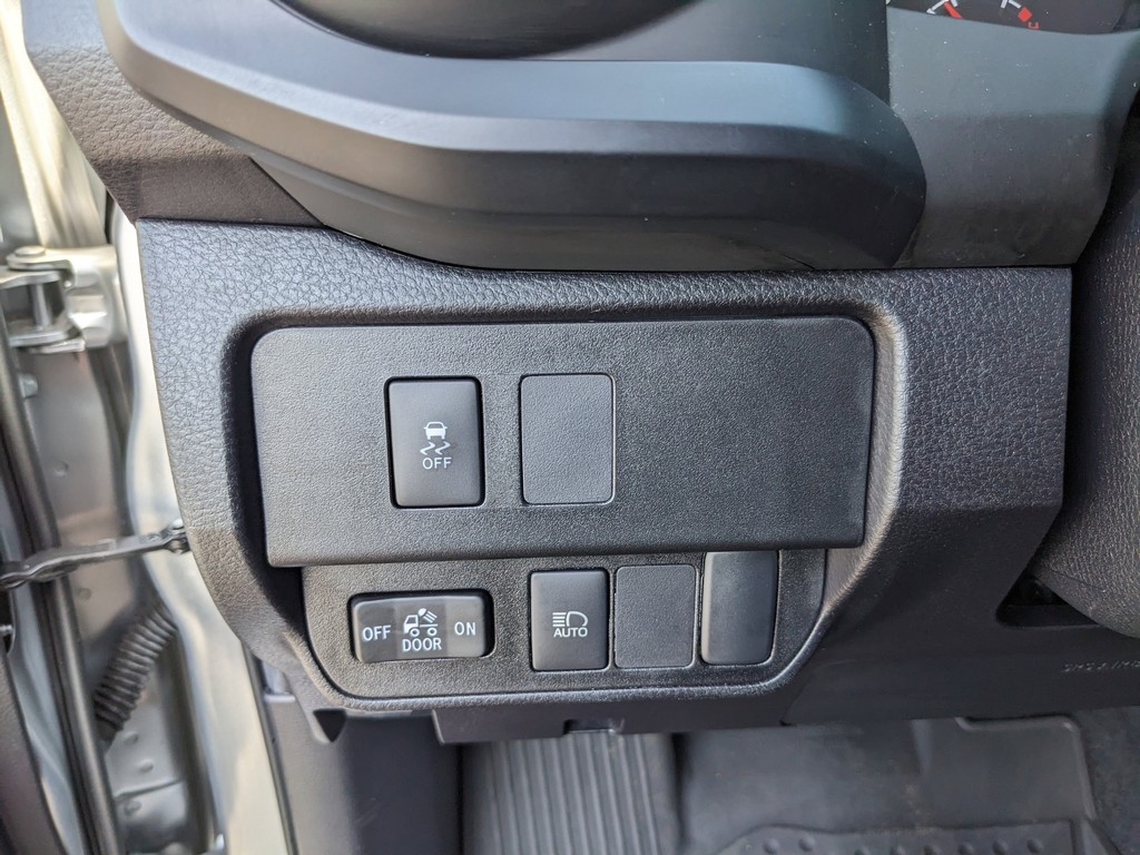 Toyota Tacoma 4WD Vehicle Full-screen Gallery Image 24