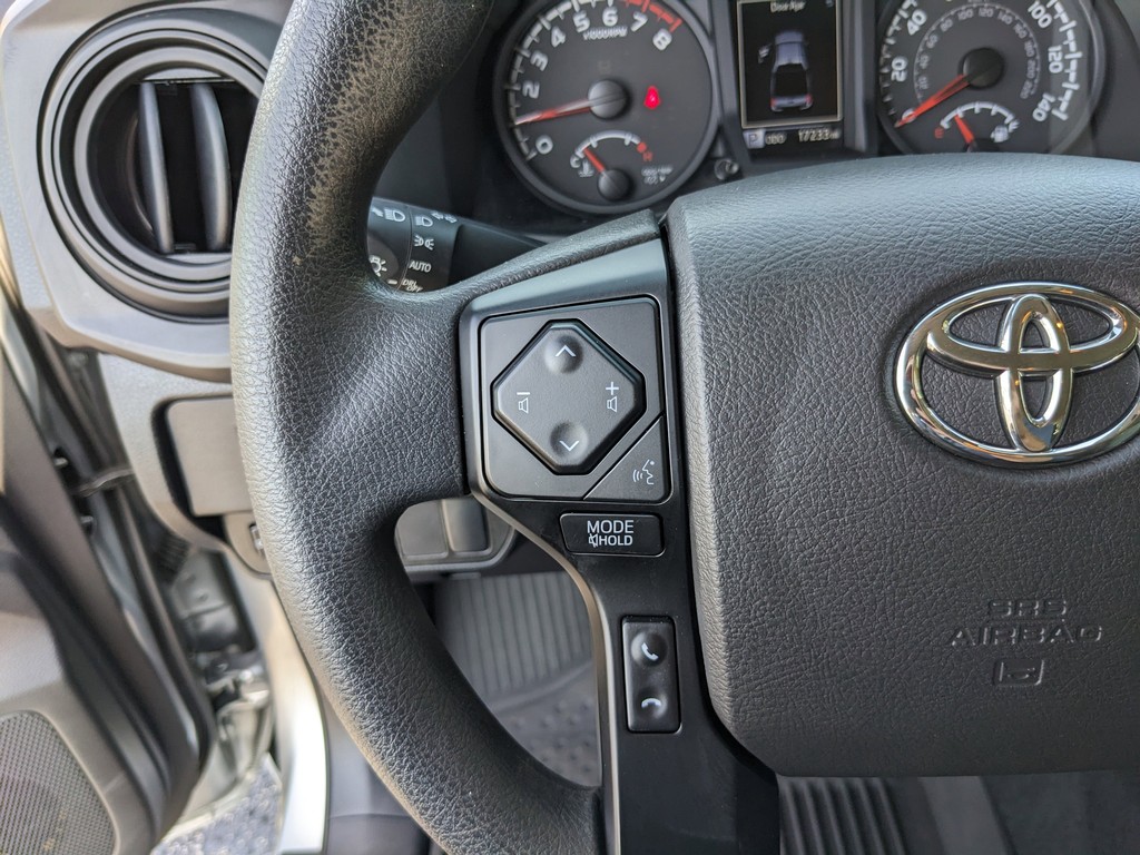 Toyota Tacoma 4WD Vehicle Full-screen Gallery Image 26