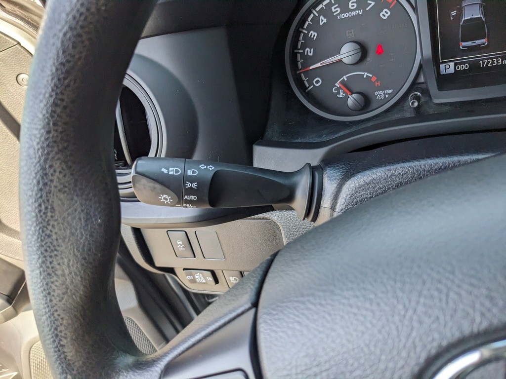 Toyota Tacoma 4WD Vehicle Full-screen Gallery Image 28