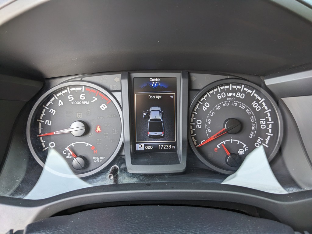 Toyota Tacoma 4WD Vehicle Full-screen Gallery Image 30