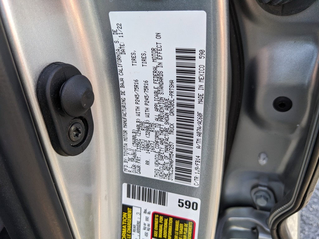 Toyota Tacoma 4WD Vehicle Full-screen Gallery Image 32