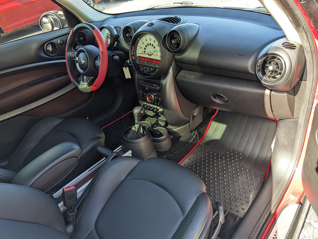 MINI Cooper Paceman Vehicle Full-screen Gallery Image 12