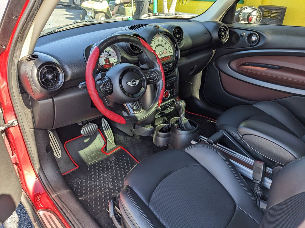 MINI Cooper Paceman Vehicle Full-screen Gallery Image 13