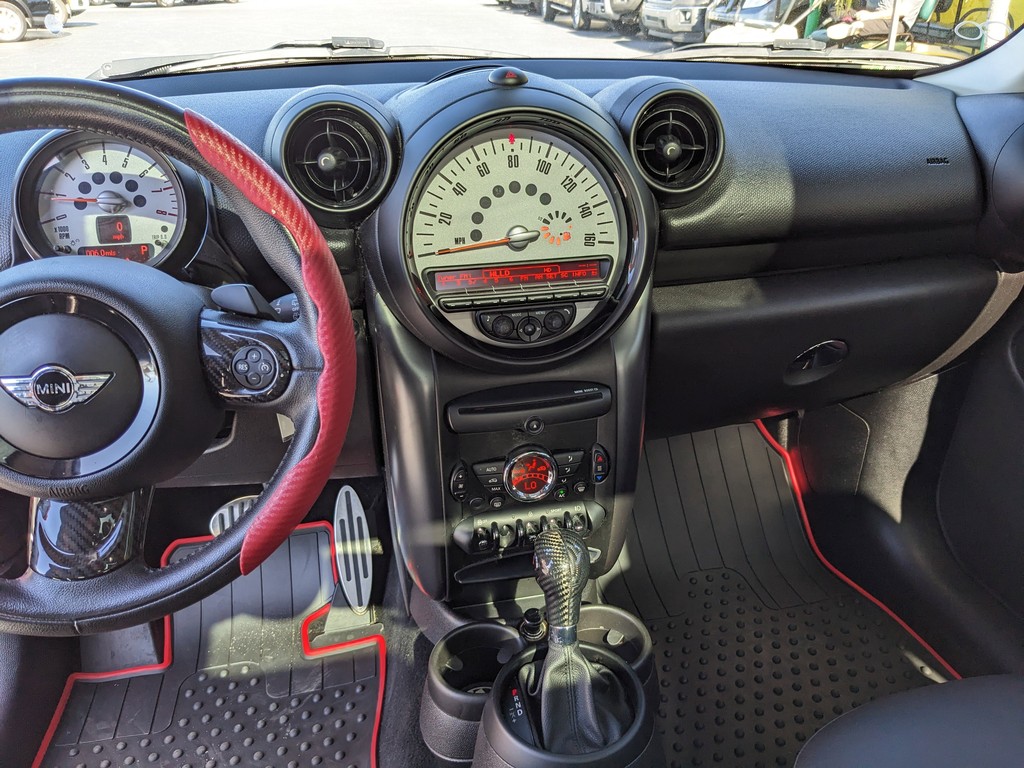 MINI Cooper Paceman Vehicle Full-screen Gallery Image 15