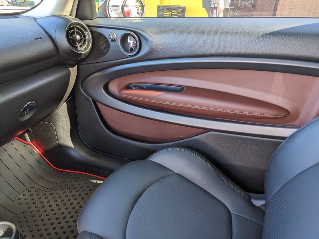 MINI Cooper Paceman Vehicle Full-screen Gallery Image 16