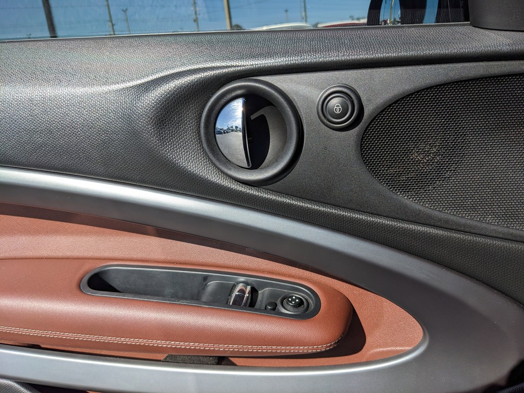 MINI Cooper Paceman Vehicle Full-screen Gallery Image 18