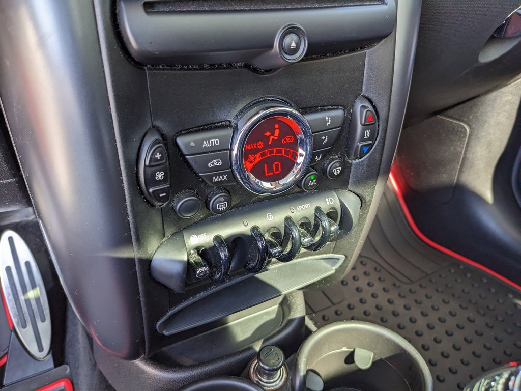 MINI Cooper Paceman Vehicle Full-screen Gallery Image 23