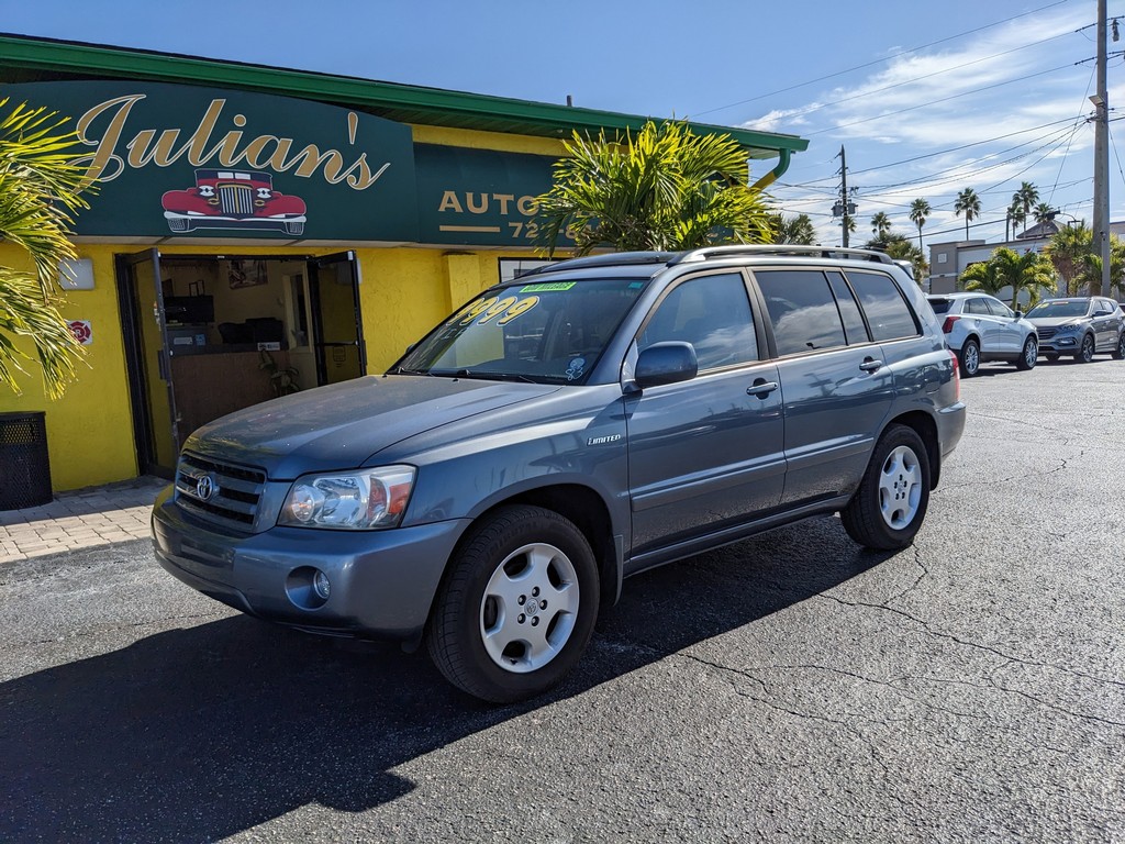 Toyota Highlander Vehicle Full-screen Gallery Image 02