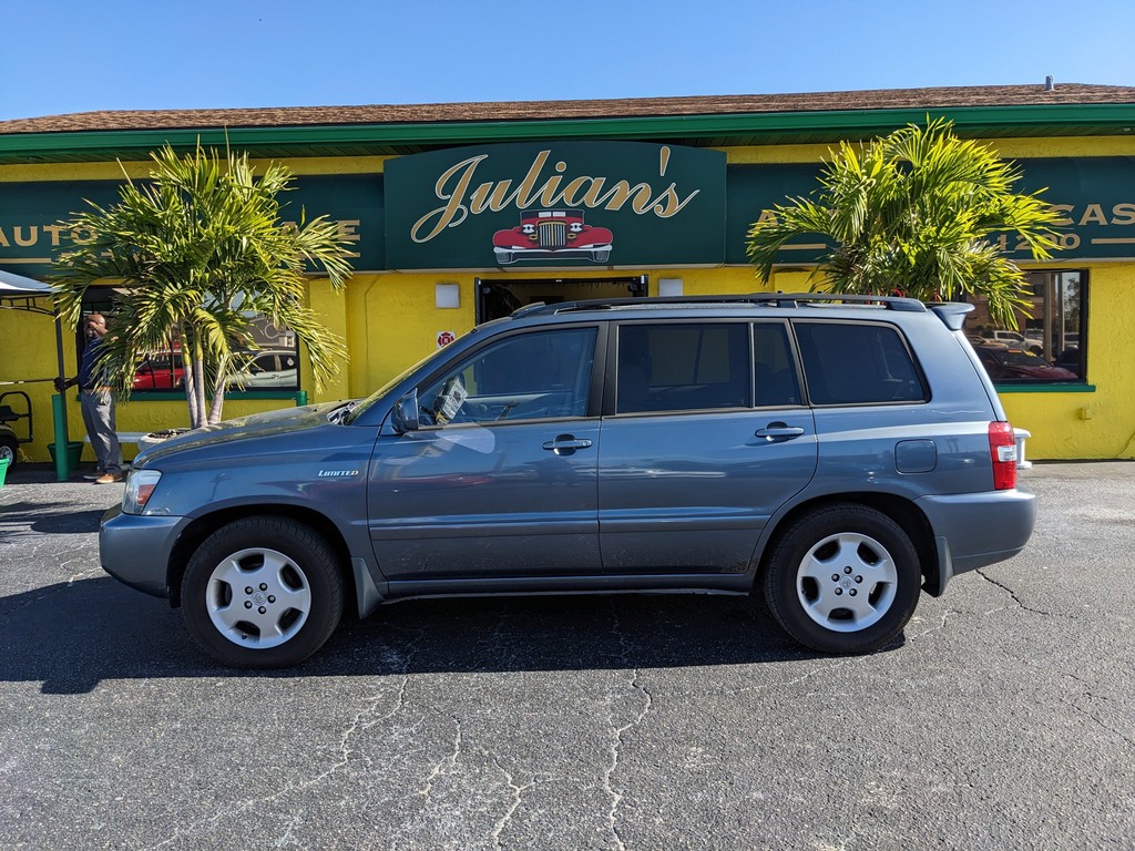 Toyota Highlander Vehicle Full-screen Gallery Image 03