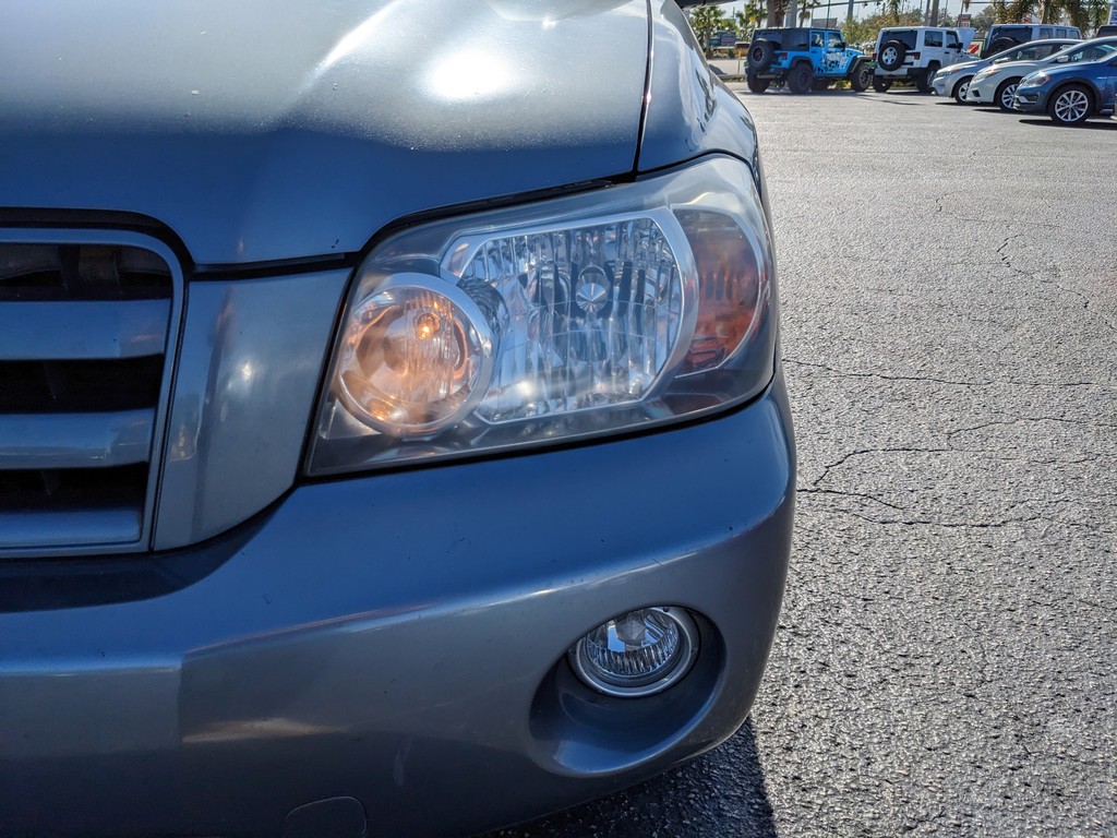 Toyota Highlander Vehicle Full-screen Gallery Image 07