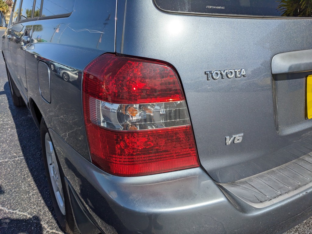 Toyota Highlander Vehicle Full-screen Gallery Image 09