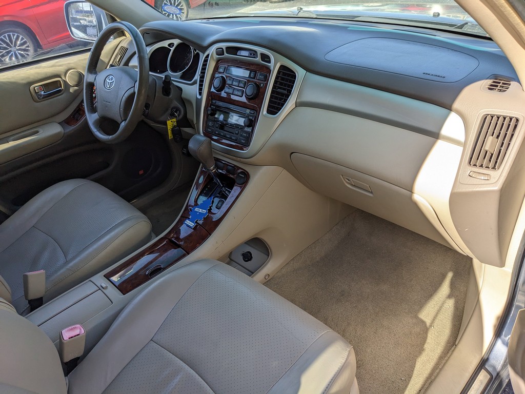 Toyota Highlander Vehicle Full-screen Gallery Image 11