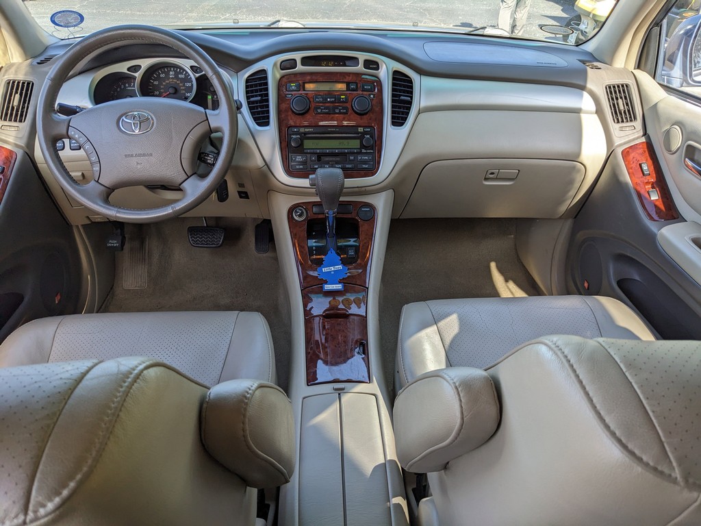Toyota Highlander Vehicle Full-screen Gallery Image 12