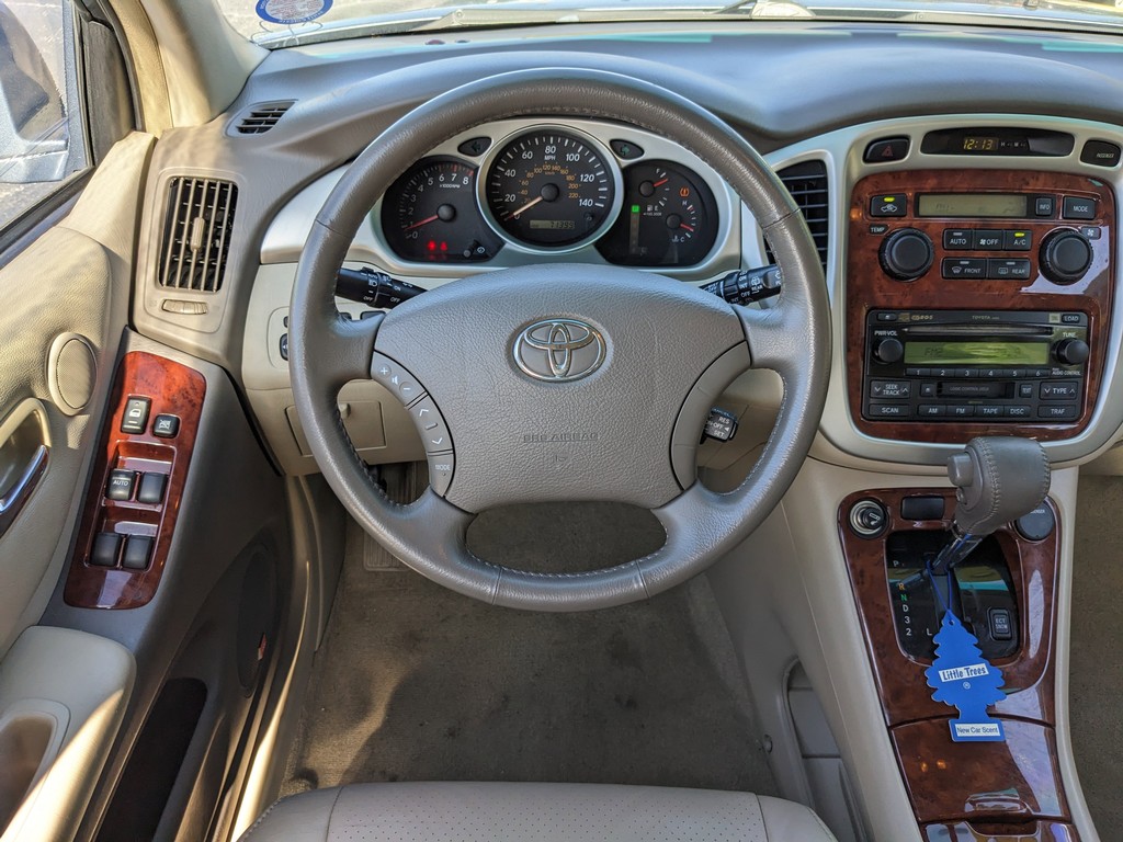 Toyota Highlander Vehicle Full-screen Gallery Image 13