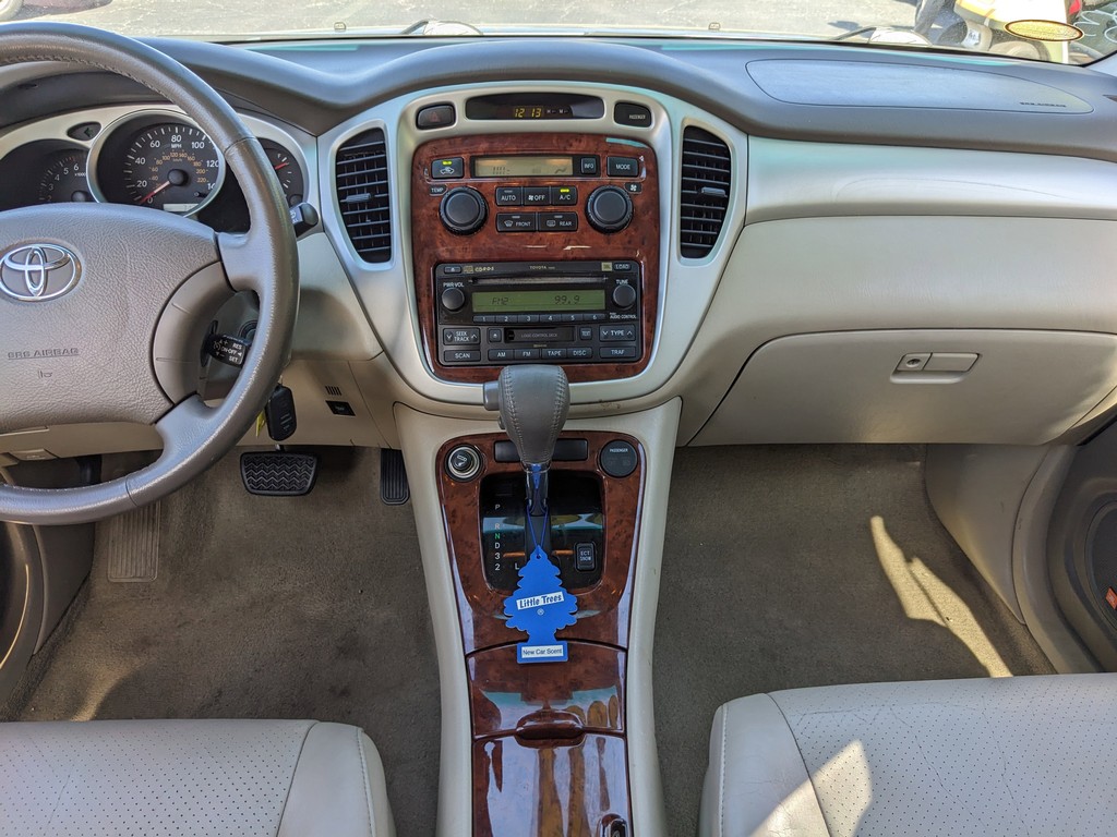 Toyota Highlander Vehicle Full-screen Gallery Image 14