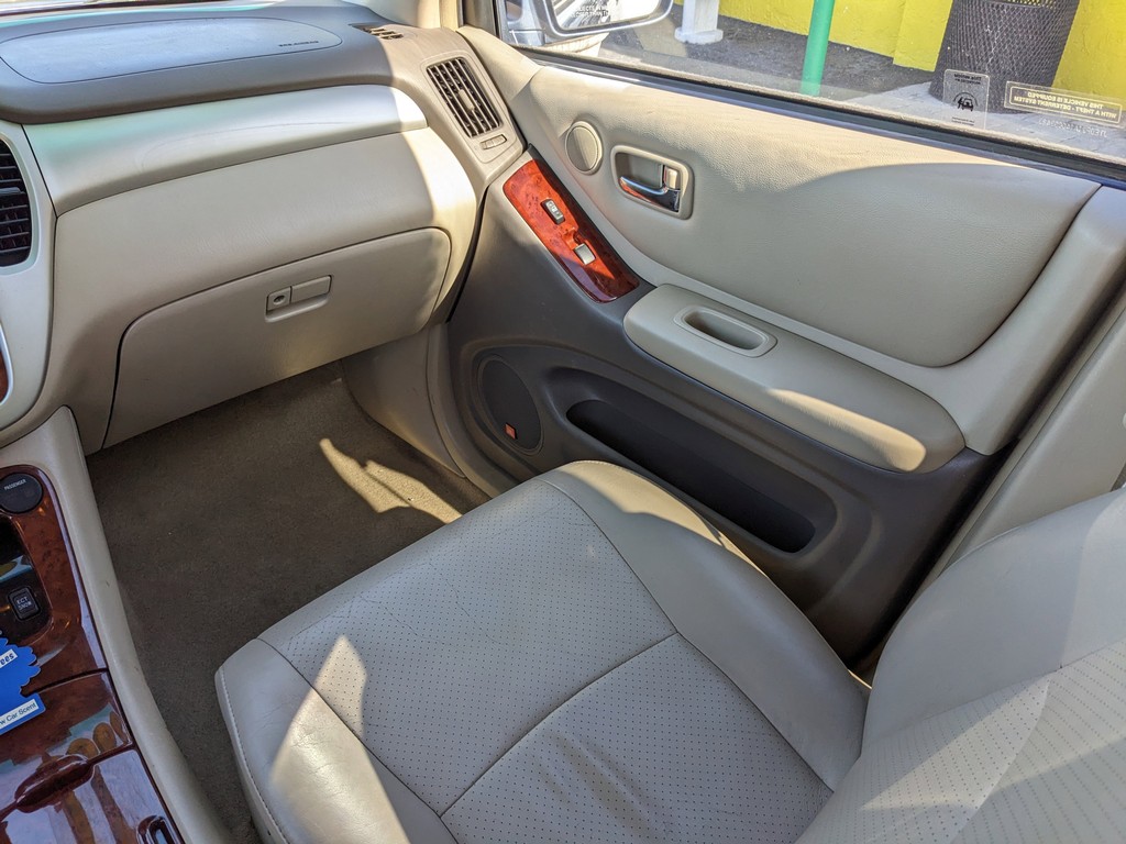 Toyota Highlander Vehicle Full-screen Gallery Image 15