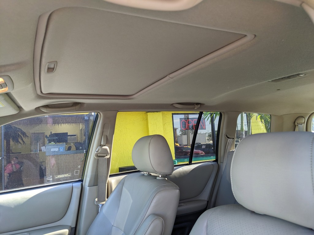 Toyota Highlander Vehicle Full-screen Gallery Image 22