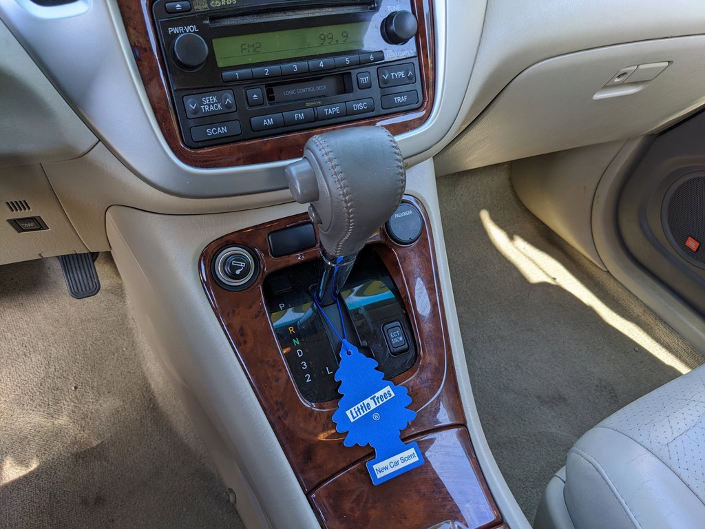 Toyota Highlander Vehicle Full-screen Gallery Image 24