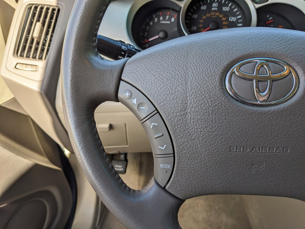 Toyota Highlander Vehicle Full-screen Gallery Image 27