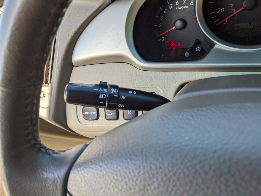 Toyota Highlander Vehicle Full-screen Gallery Image 28