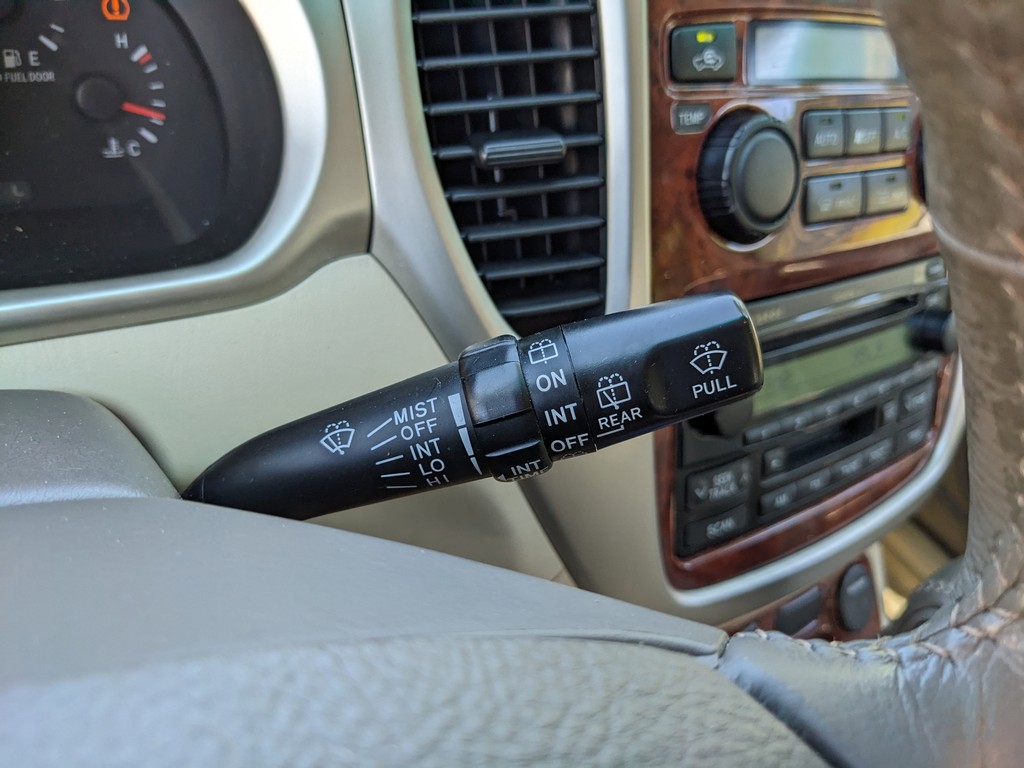 Toyota Highlander Vehicle Full-screen Gallery Image 29