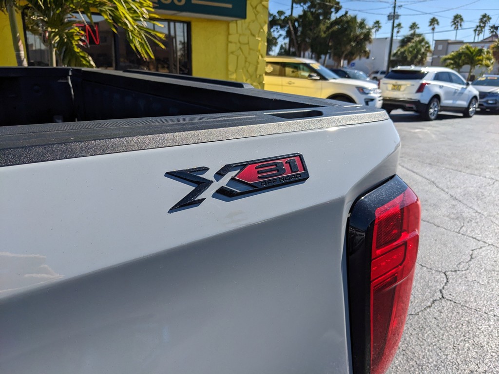 GMC Sierra 1500 Vehicle Full-screen Gallery Image 09