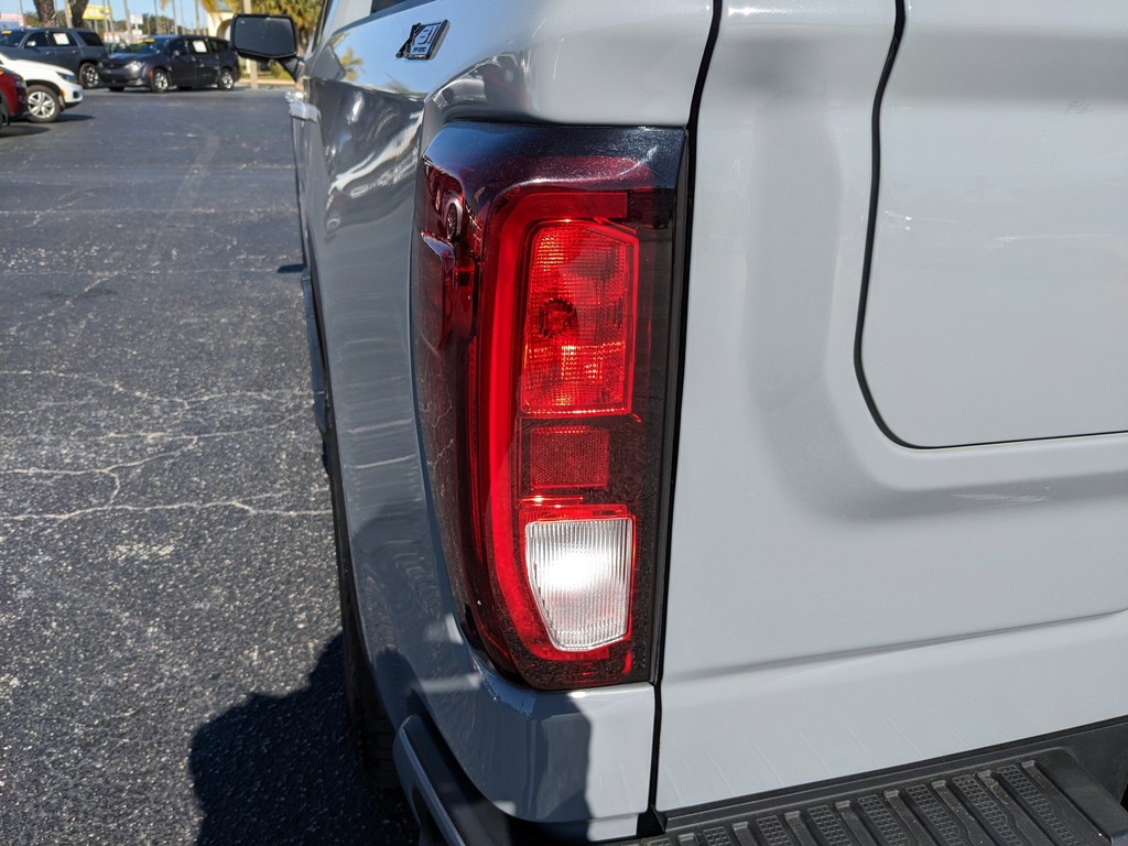 GMC Sierra 1500 Vehicle Full-screen Gallery Image 10