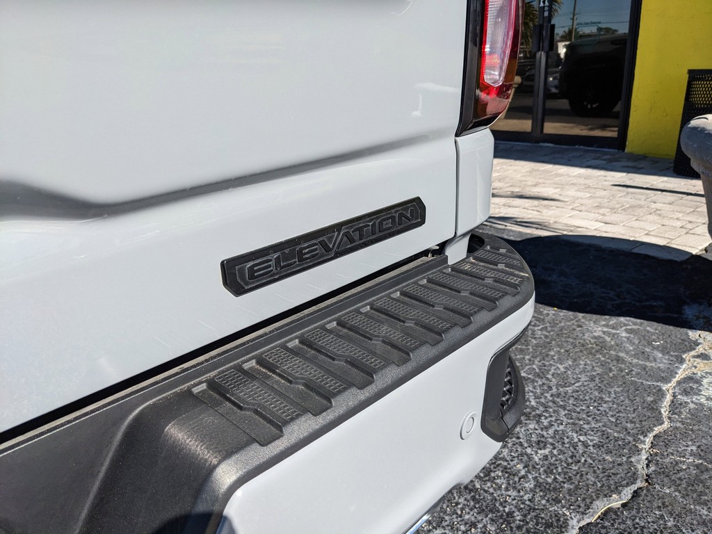 GMC Sierra 1500 Vehicle Full-screen Gallery Image 11