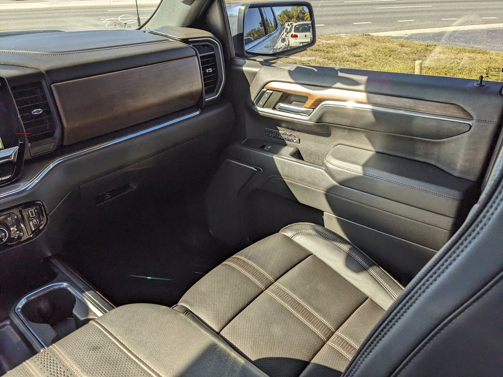 Chevrolet Silverado 1500 Vehicle Full-screen Gallery Image 10