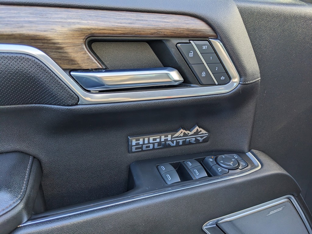 Chevrolet Silverado 1500 Vehicle Full-screen Gallery Image 12