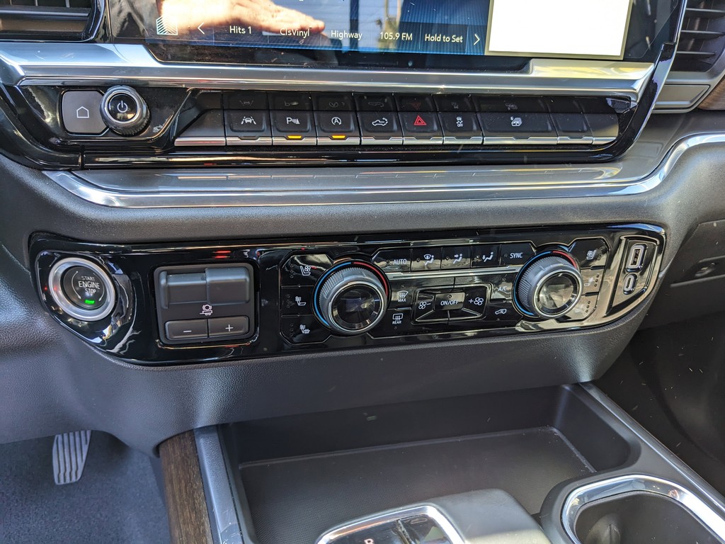 Chevrolet Silverado 1500 Vehicle Full-screen Gallery Image 18