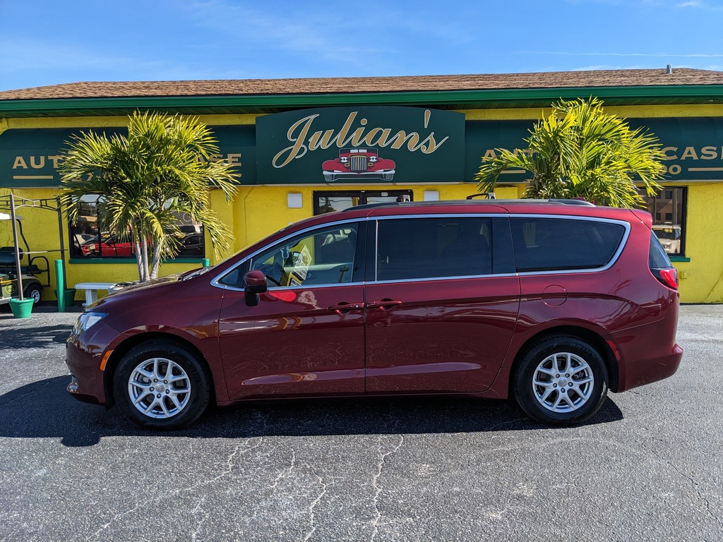 Chrysler Voyager Vehicle Full-screen Gallery Image 02