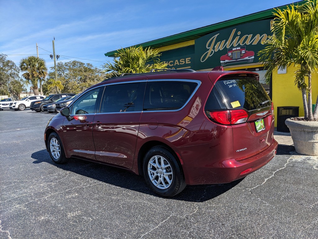 Chrysler Voyager Vehicle Full-screen Gallery Image 03