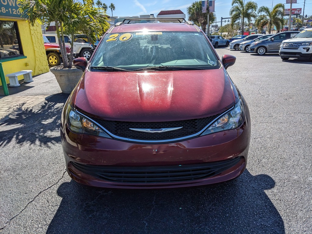 Chrysler Voyager Vehicle Full-screen Gallery Image 05