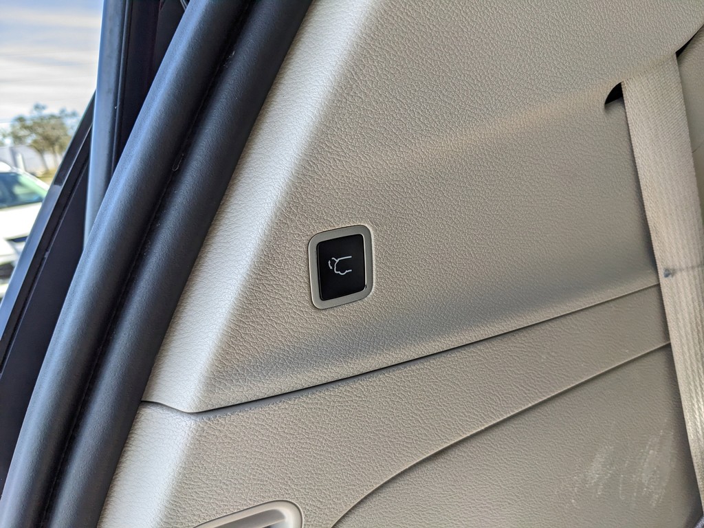 Chrysler Voyager Vehicle Full-screen Gallery Image 09