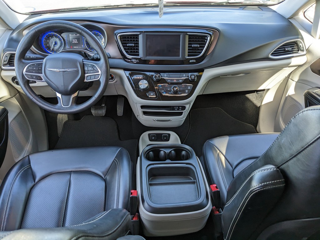 Chrysler Voyager Vehicle Full-screen Gallery Image 11